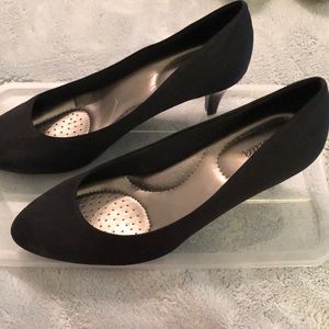 Very classic black pump shoes